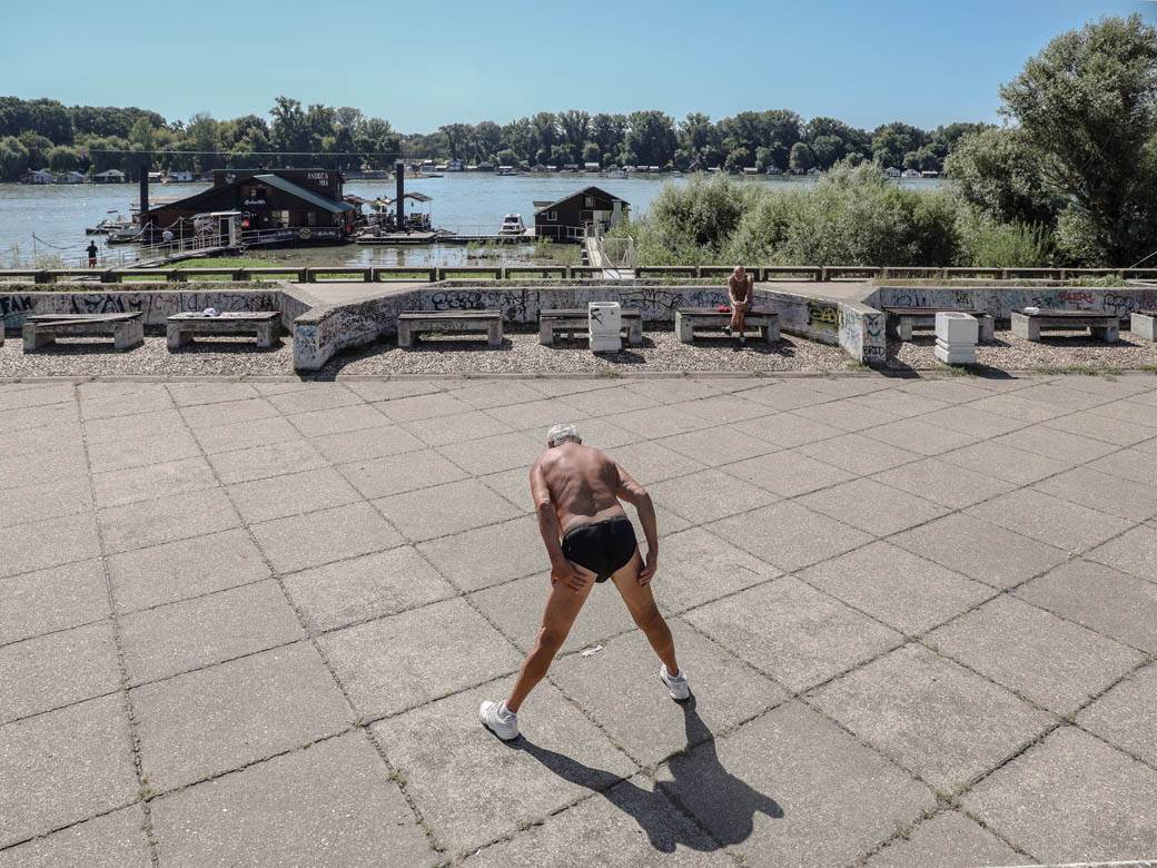 Korona virus leto Beograd Savski kej sunčanje vežbanje FOTOGRAFIJE