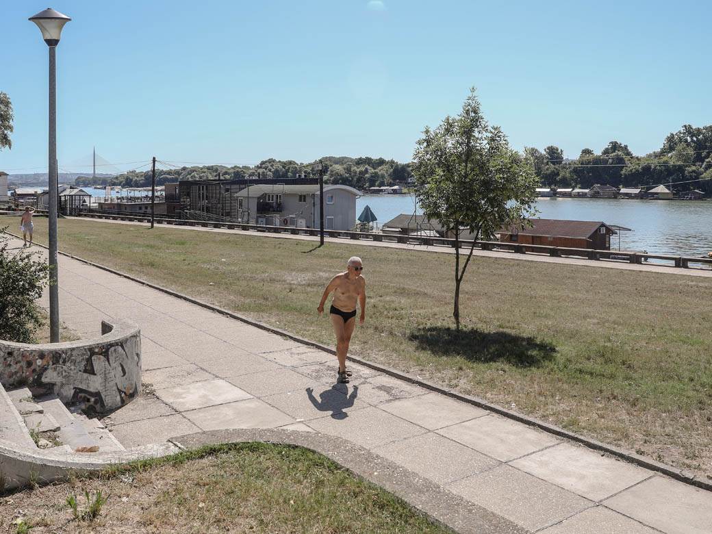 Korona virus leto Beograd Savski kej sunčanje vežbanje FOTOGRAFIJE
