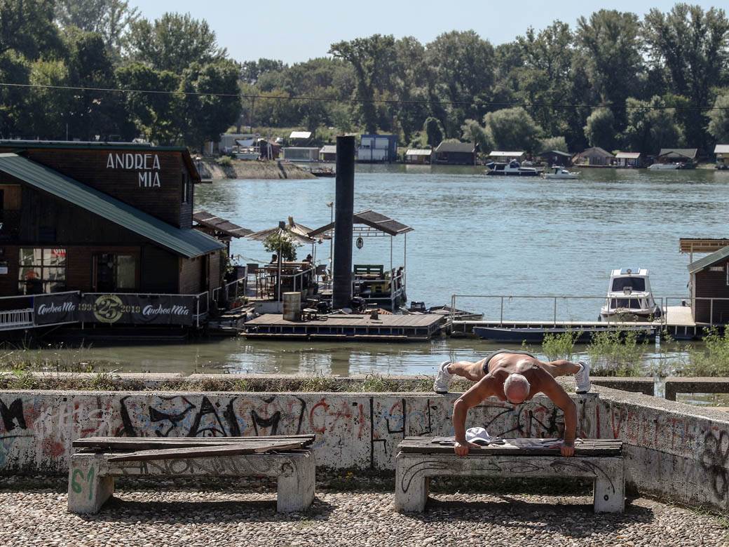 Korona virus leto Beograd Savski kej sunčanje vežbanje FOTOGRAFIJE