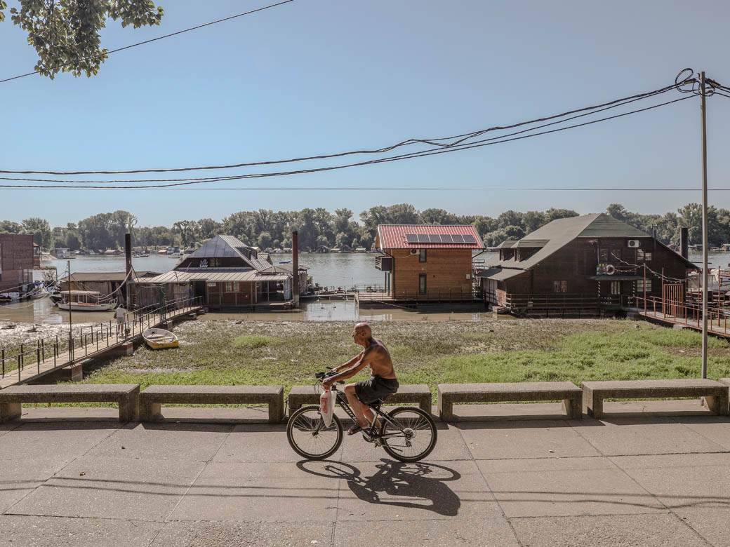 Korona virus leto Beograd Savski kej sunčanje vežbanje FOTOGRAFIJE