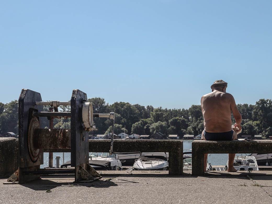 Korona virus leto Beograd Savski kej sunčanje vežbanje FOTOGRAFIJE
