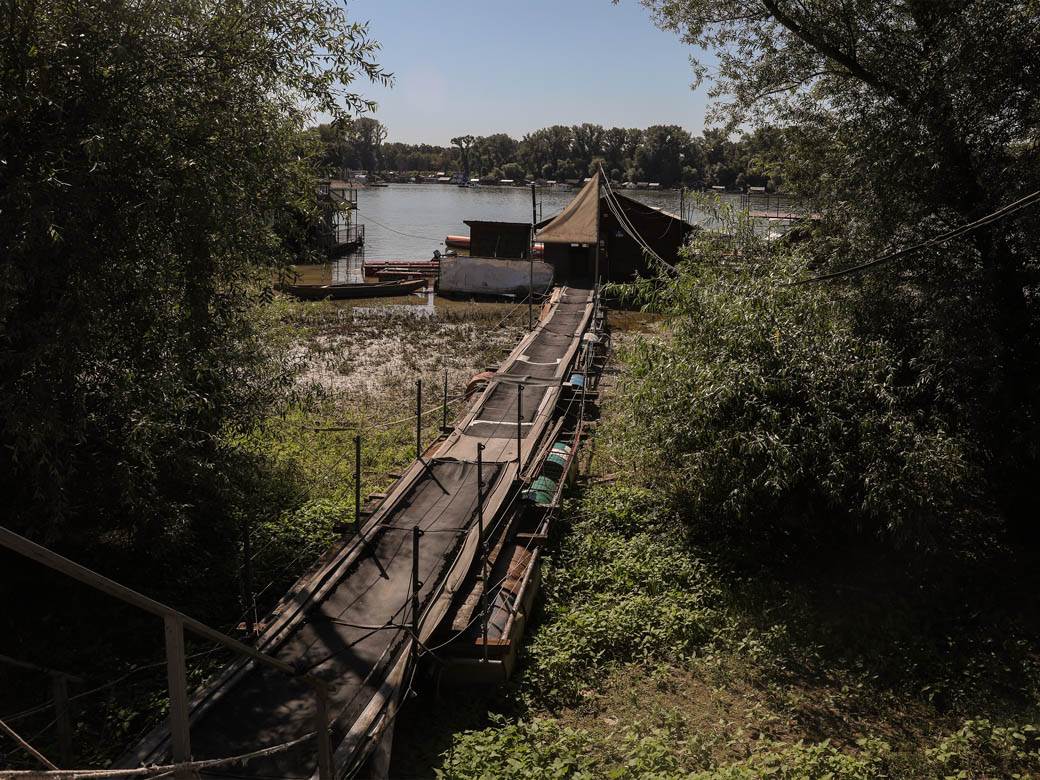Korona virus leto Beograd Savski kej sunčanje vežbanje FOTOGRAFIJE