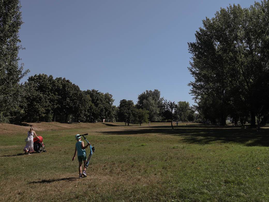 Korona virus leto Beograd Savski kej sunčanje vežbanje FOTOGRAFIJE