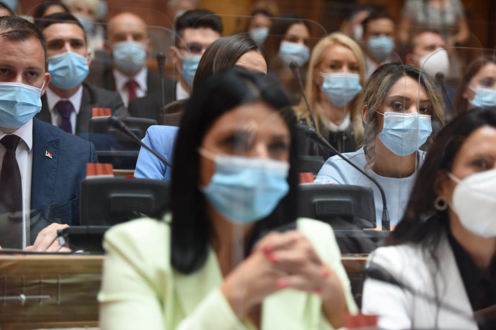 Skupština poslanici sa maskama makse sa grbom zvezde, crvene, plave
