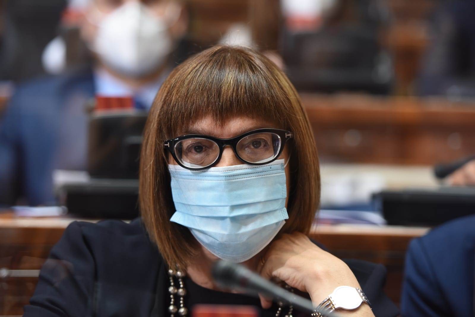 Skupština poslanici sa maskama makse sa grbom zvezde, crvene, plave