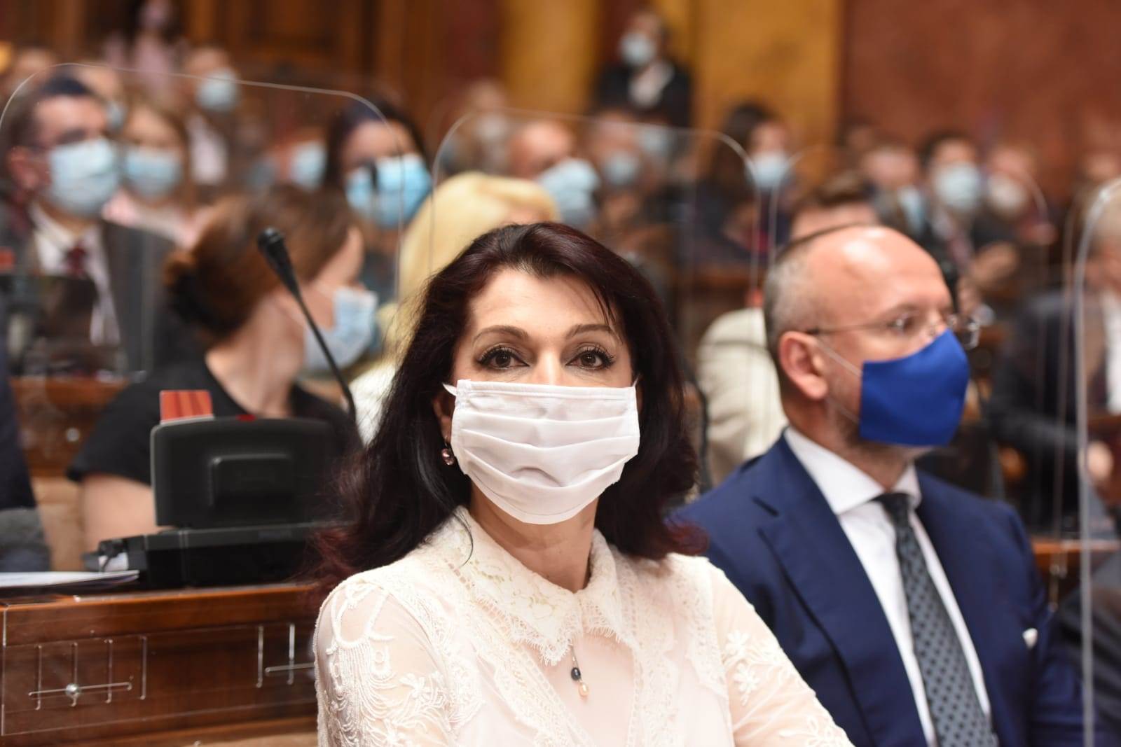 Skupština poslanici sa maskama makse sa grbom zvezde, crvene, plave