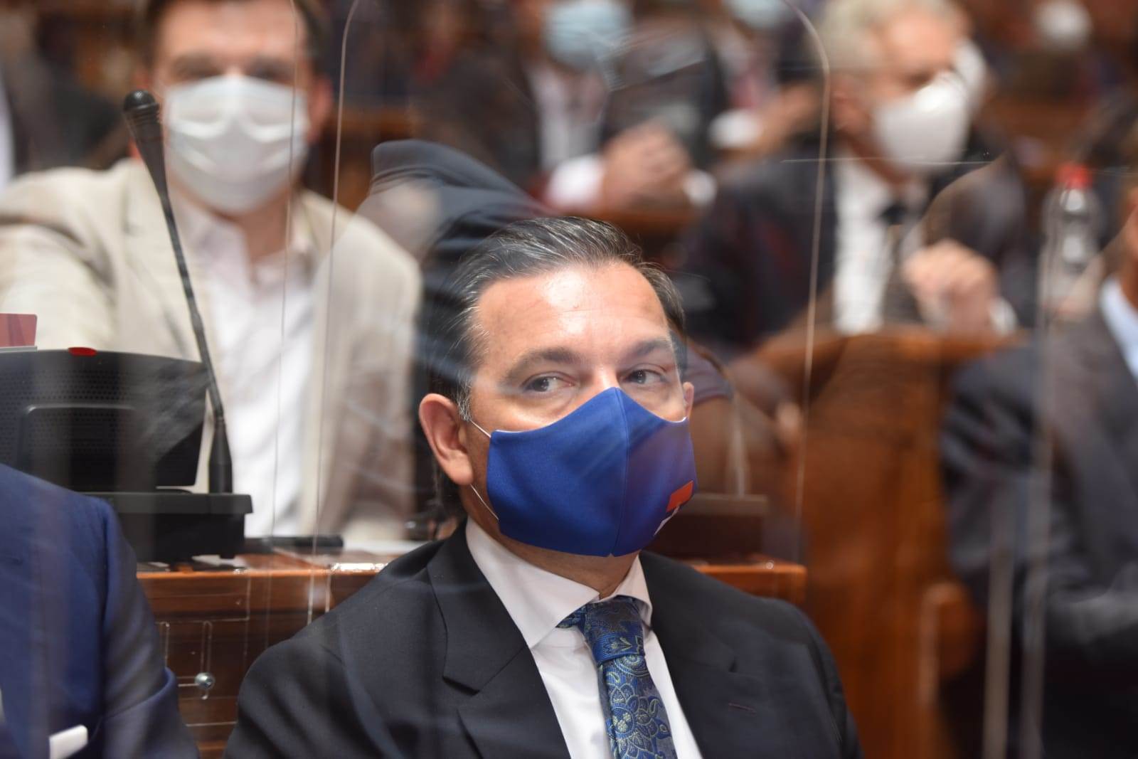 Skupština poslanici sa maskama makse sa grbom zvezde, crvene, plave