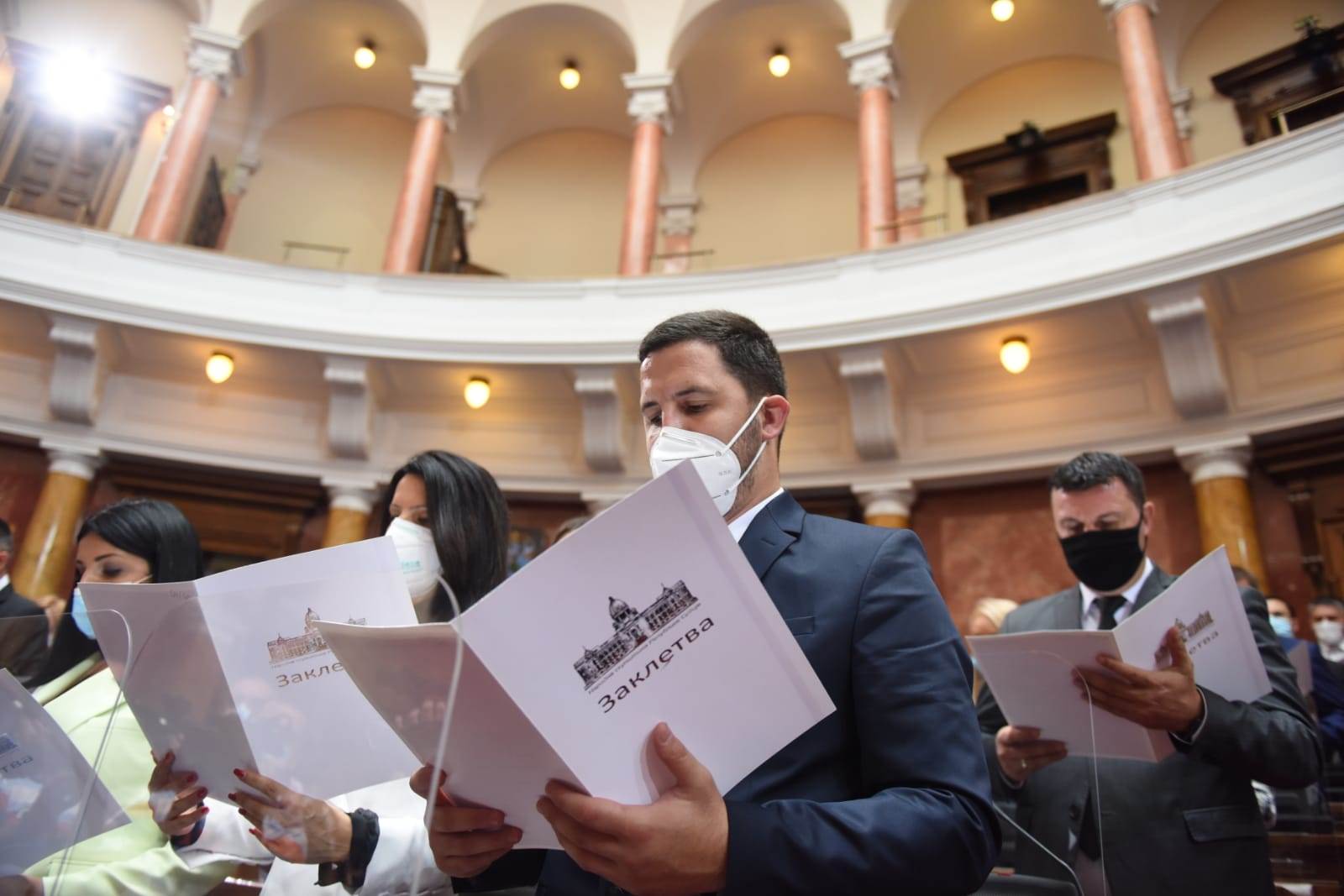 Skupština poslanici sa maskama makse sa grbom zvezde, crvene, plave