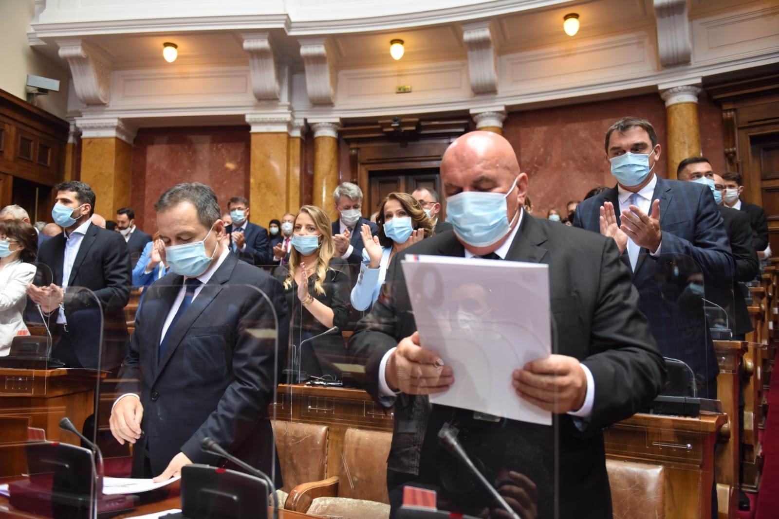 Skupština poslanici sa maskama makse sa grbom zvezde, crvene, plave