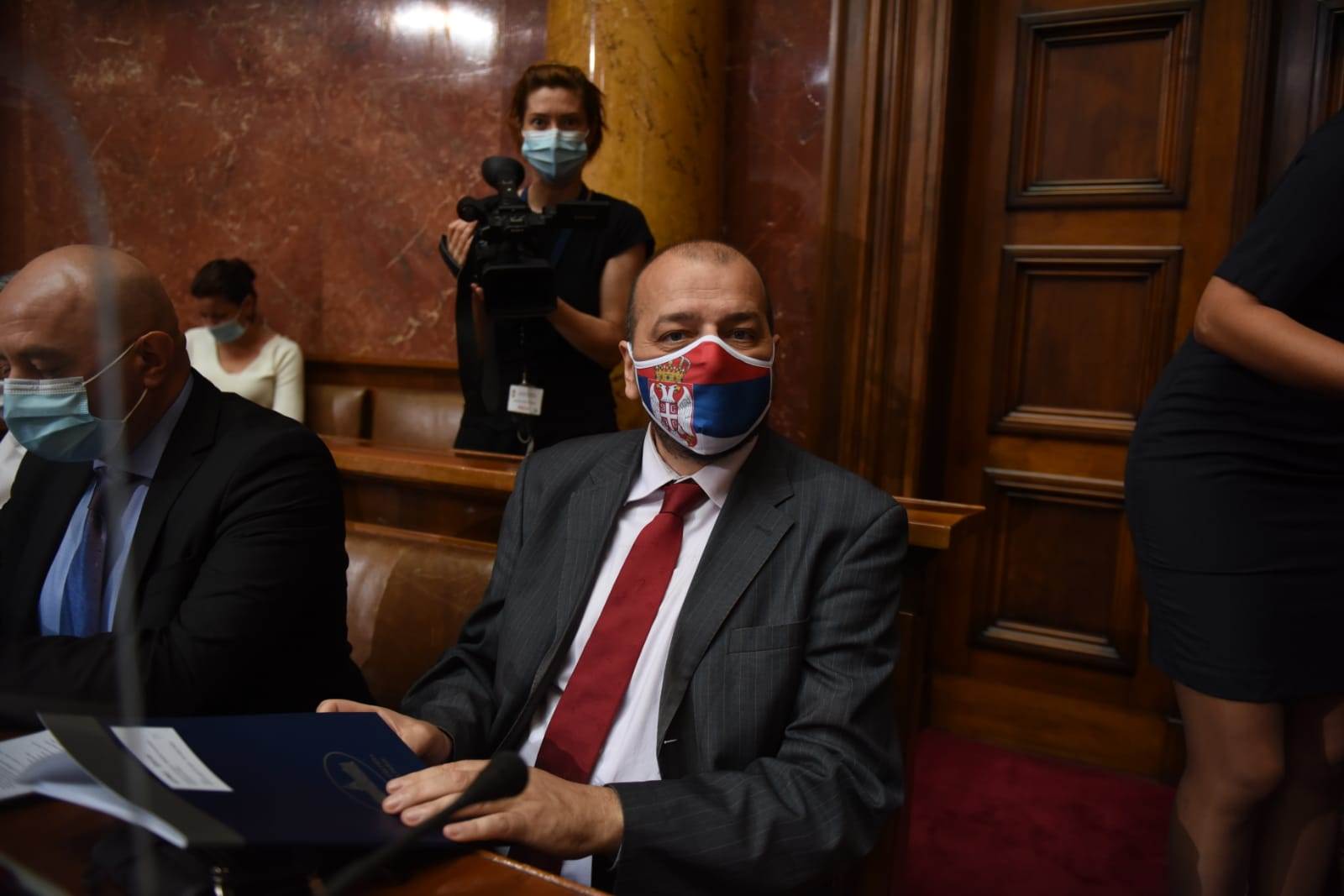 Skupština poslanici sa maskama makse sa grbom zvezde, crvene, plave