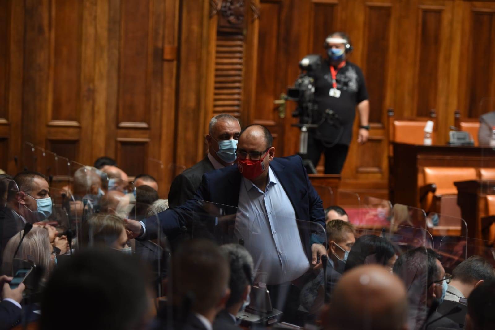 Skupština poslanici sa maskama makse sa grbom zvezde, crvene, plave