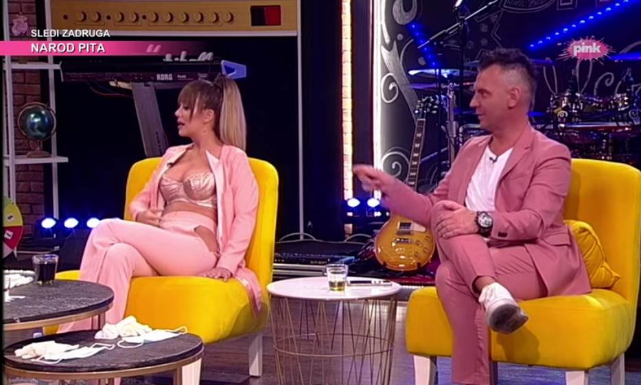 Kija Kockar seks u avionu Amig show