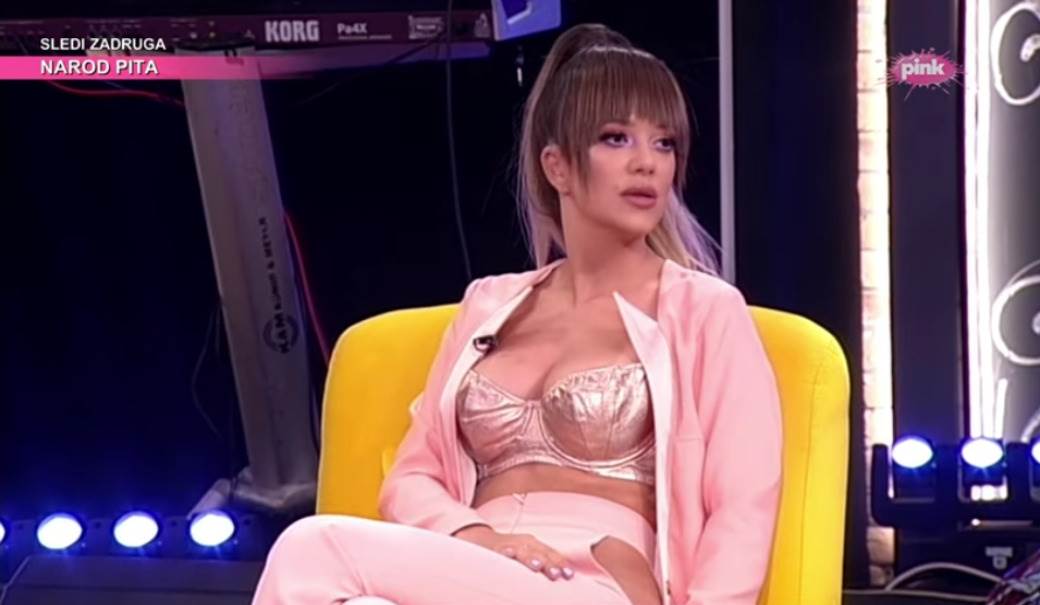 Kija Kockar seks u avionu Amig show