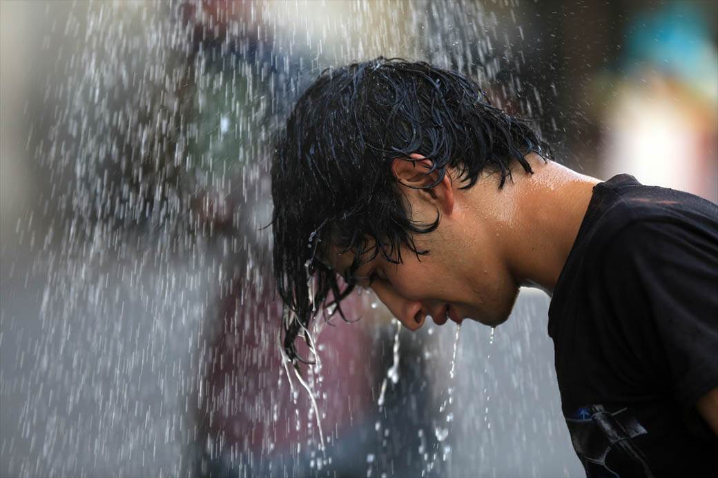 Vrućina avgust javni tuš na ulici temperatura 40 stepeni celzijusa FOTORGAFIJE