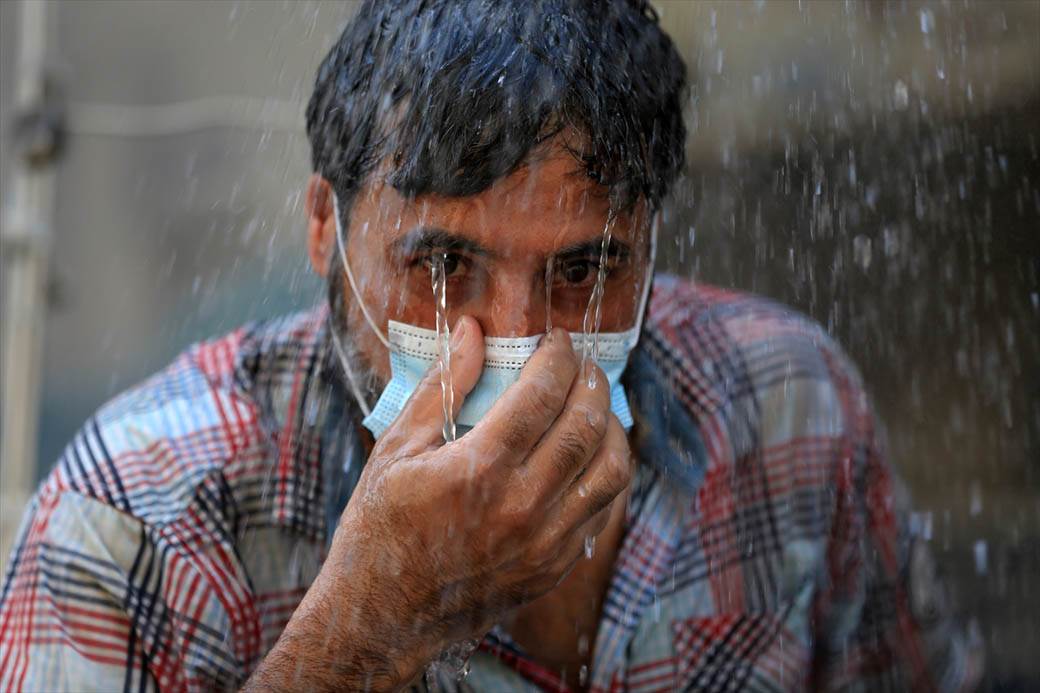 Vrućina avgust javni tuš na ulici temperatura 40 stepeni celzijusa FOTORGAFIJE