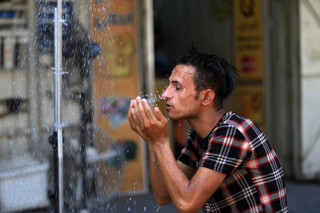 Vrućina avgust javni tuš na ulici temperatura 40 stepeni celzijusa FOTORGAFIJE