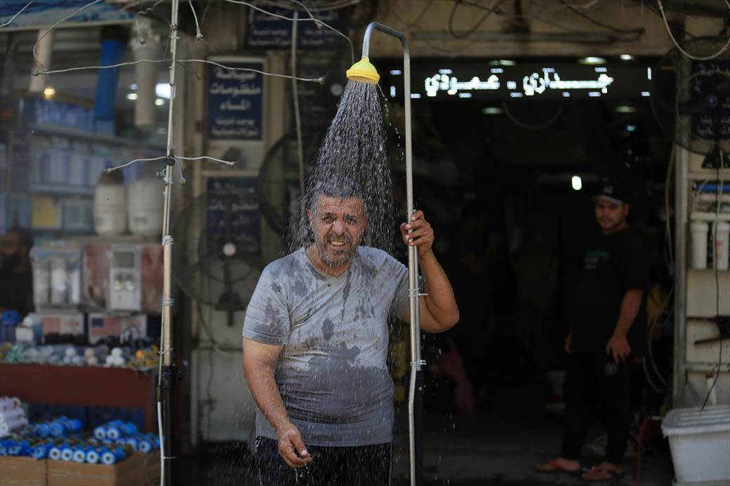 Vrućina avgust javni tuš na ulici temperatura 40 stepeni celzijusa FOTORGAFIJE