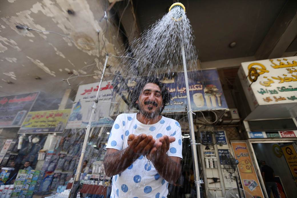 Vrućina avgust javni tuš na ulici temperatura 40 stepeni celzijusa FOTORGAFIJE