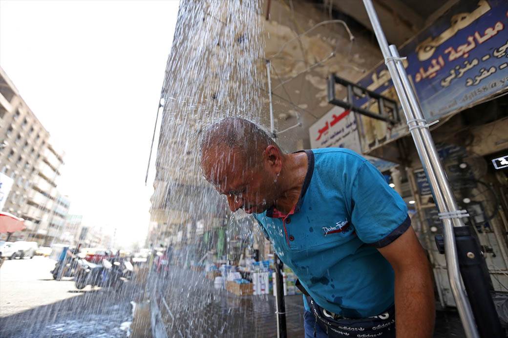 Vrućina avgust javni tuš na ulici temperatura 40 stepeni celzijusa FOTORGAFIJE