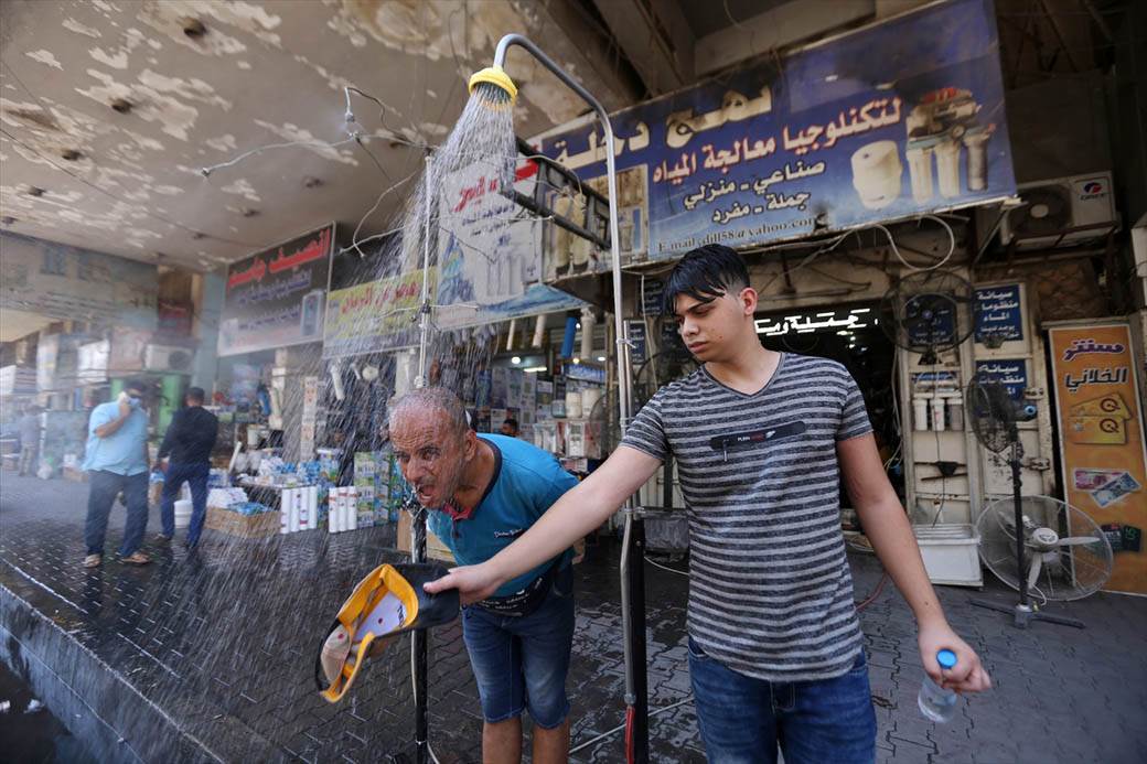 Vrućina avgust javni tuš na ulici temperatura 40 stepeni celzijusa FOTORGAFIJE