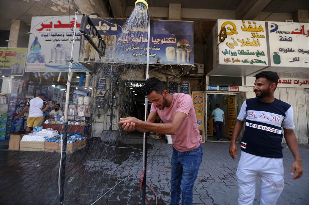 Vrućina avgust javni tuš na ulici temperatura 40 stepeni celzijusa FOTORGAFIJE