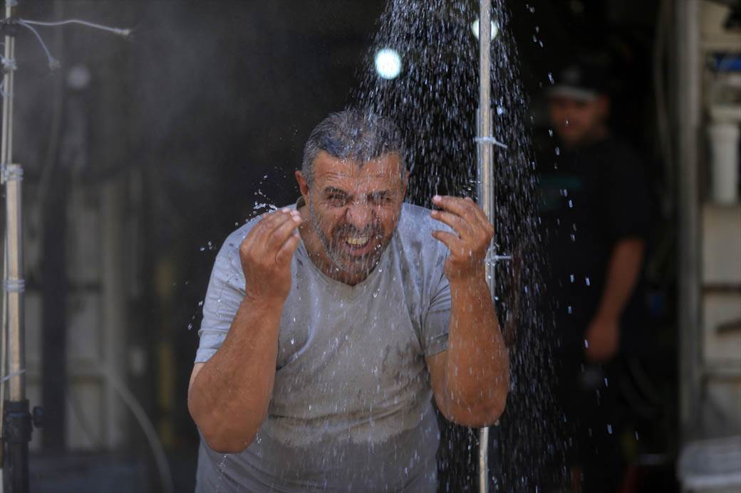 Vrućina avgust javni tuš na ulici temperatura 40 stepeni celzijusa FOTORGAFIJE