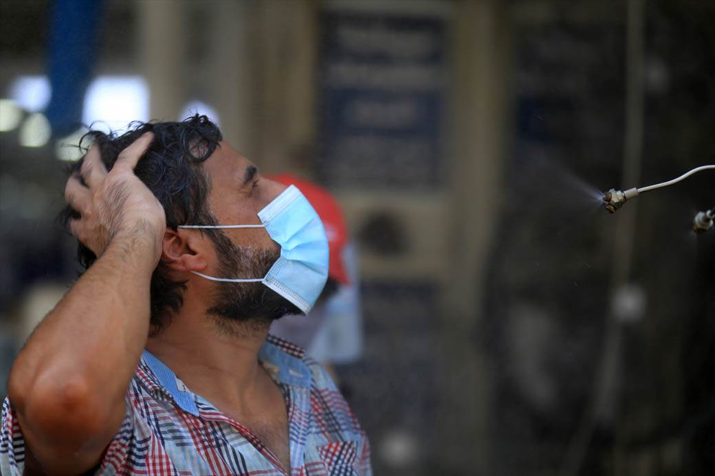 Vrućina avgust javni tuš na ulici temperatura 40 stepeni celzijusa FOTORGAFIJE