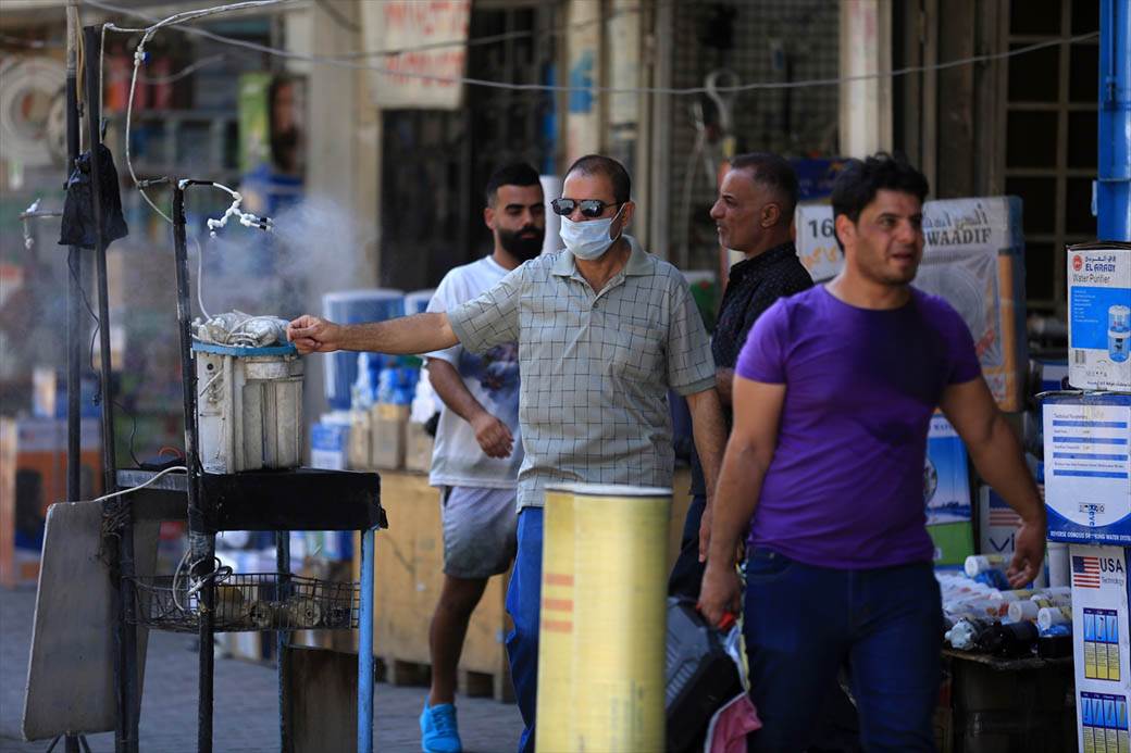 Vrućina avgust javni tuš na ulici temperatura 40 stepeni celzijusa FOTORGAFIJE