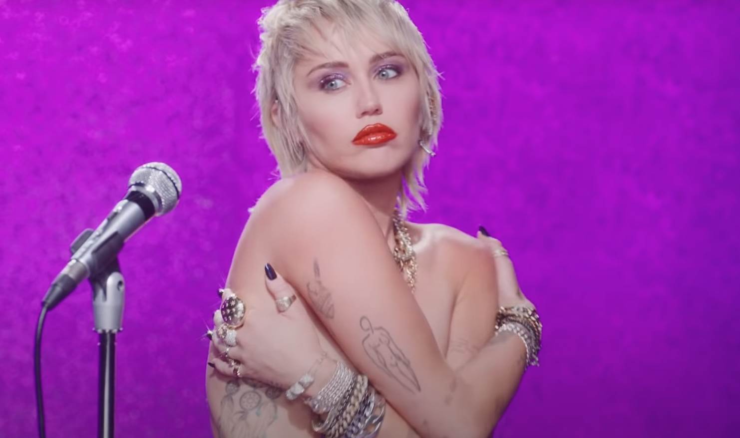 Majli Sajrus gola u novom spotu