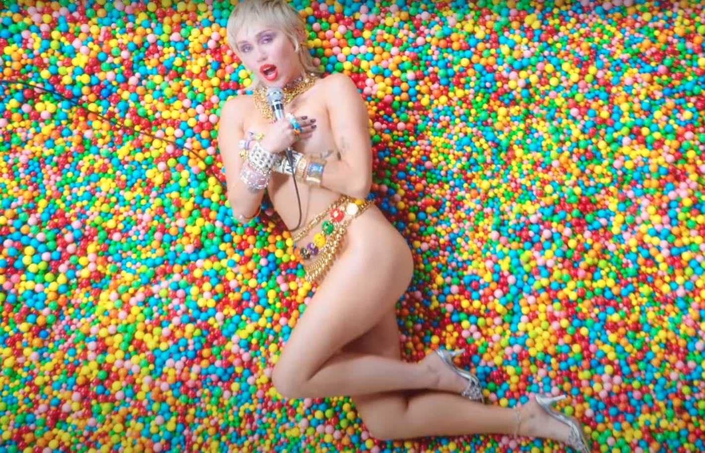 Majli Sajrus gola u novom spotu