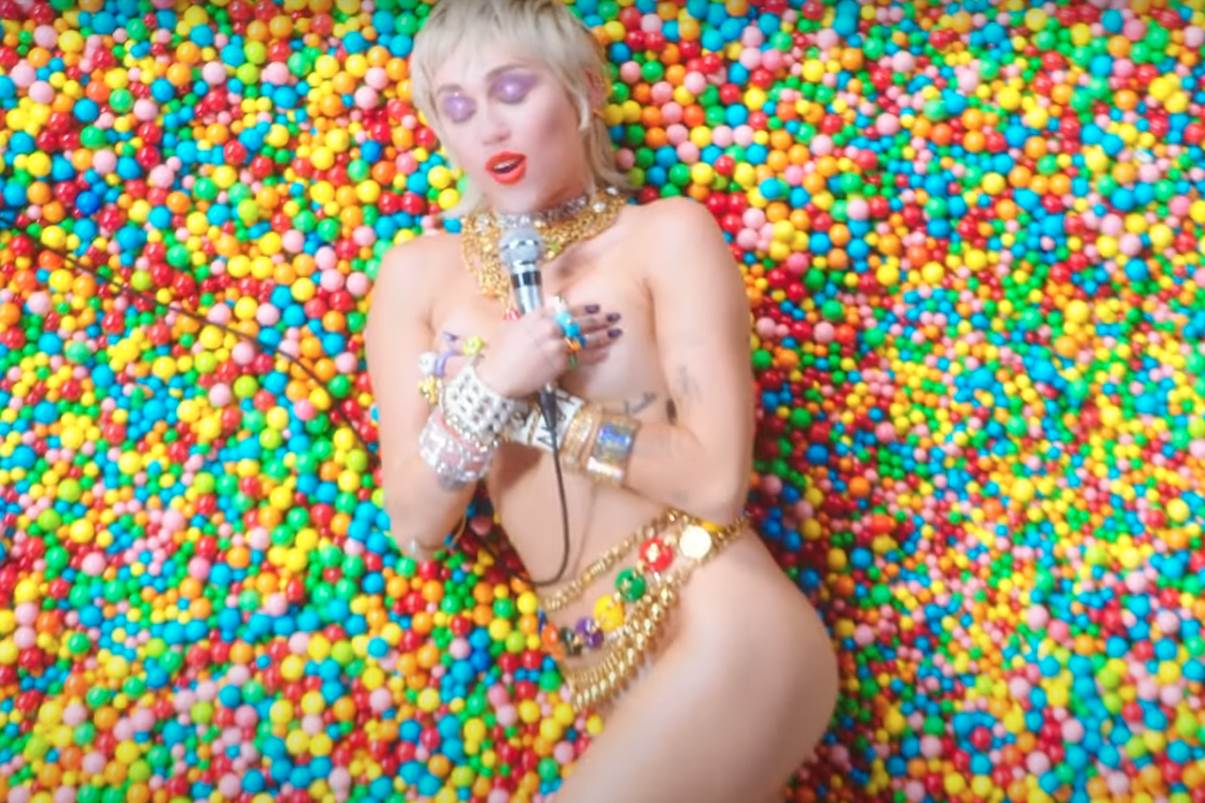 Majli Sajrus gola u novom spotu