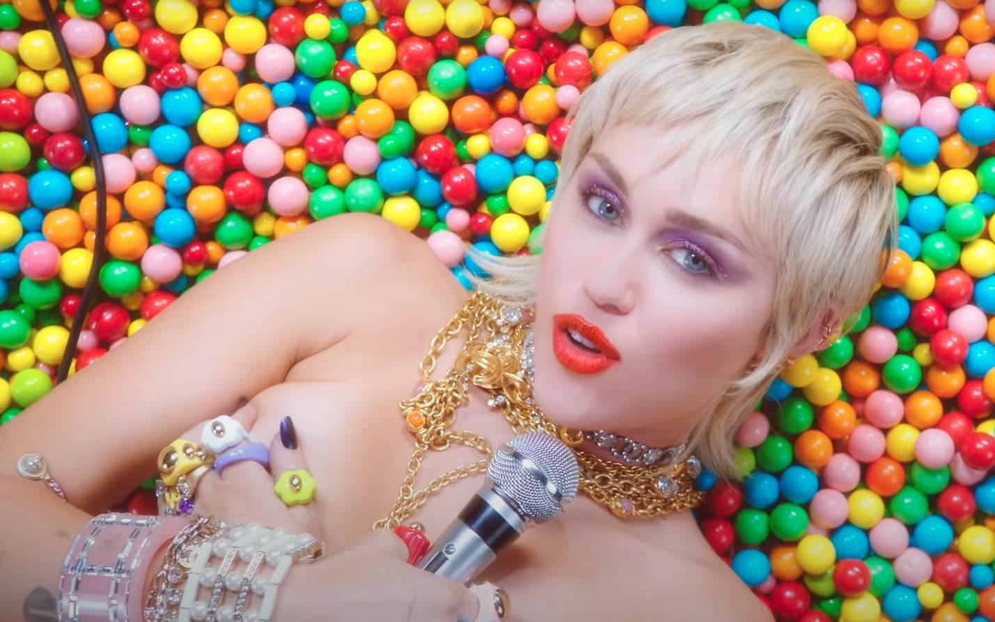 Majli Sajrus gola u novom spotu