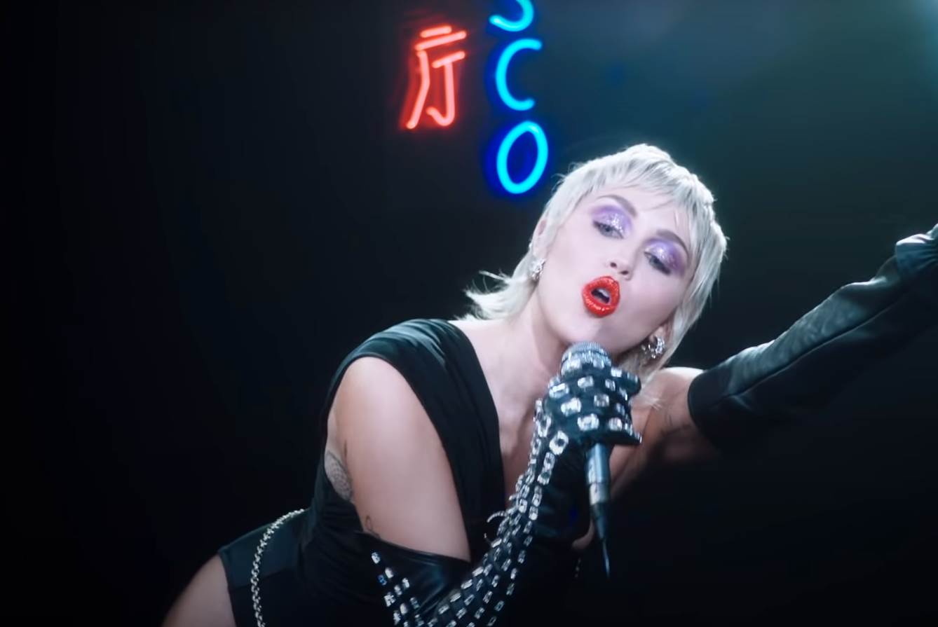 Majli Sajrus gola u novom spotu