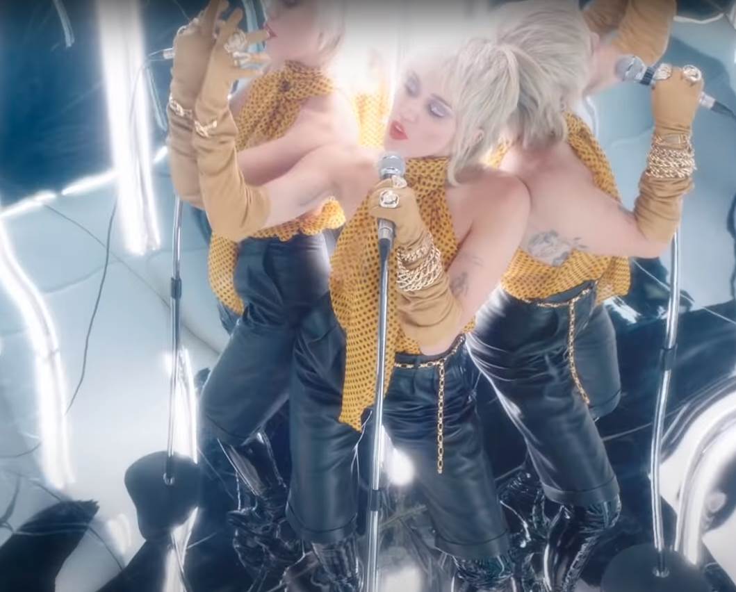 Majli Sajrus gola u novom spotu