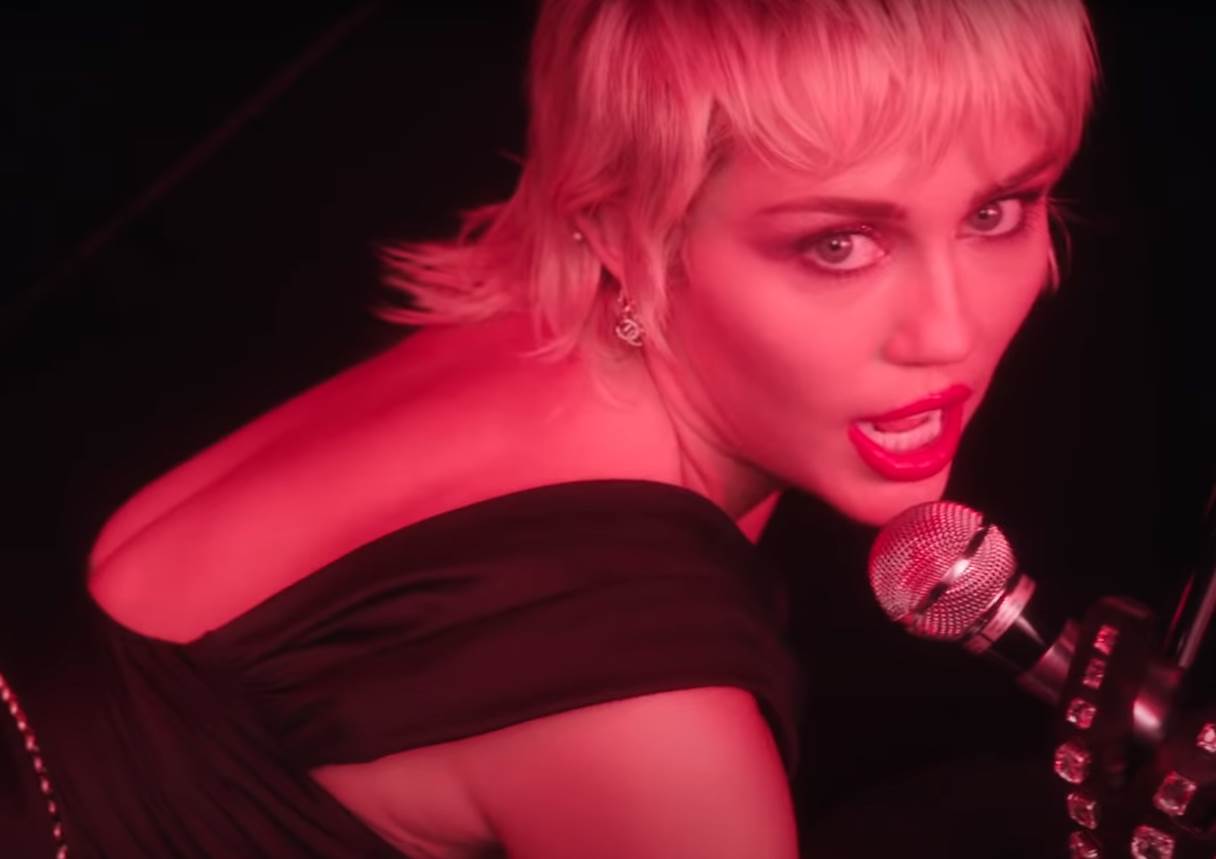 Majli Sajrus gola u novom spotu