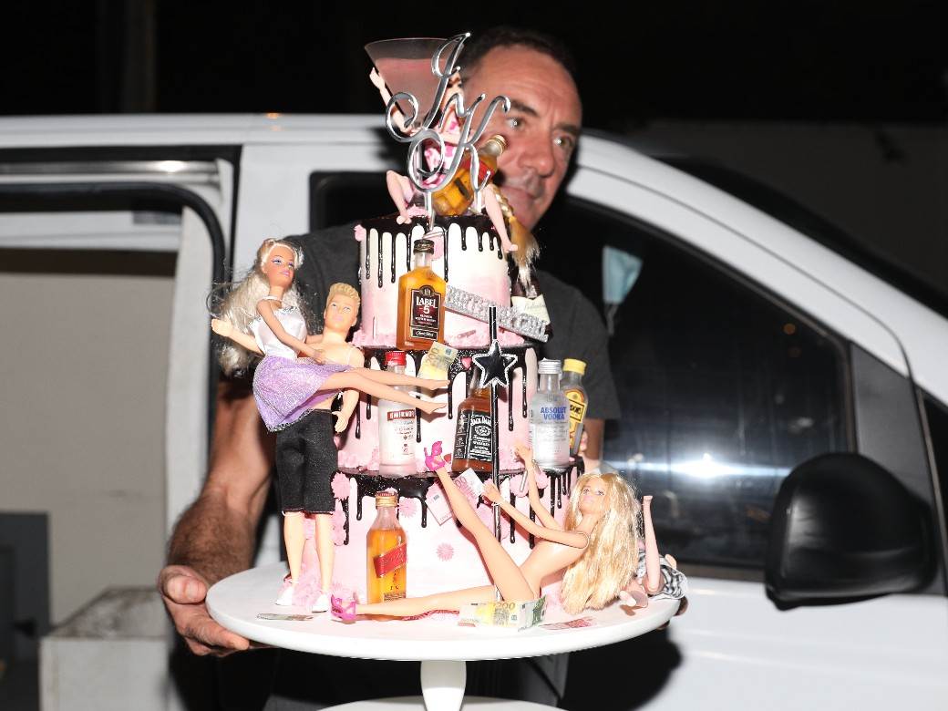 LUDILO NA ROĐENDANU JK: Karleuša se u beloj haljini i sa čašom u ruci BACILA u bazen! (FOTO)