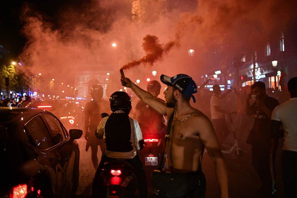 Pari Sen Žermen navijači neredi policija suzavac Liga šampiona FOTOGRAFIJE
