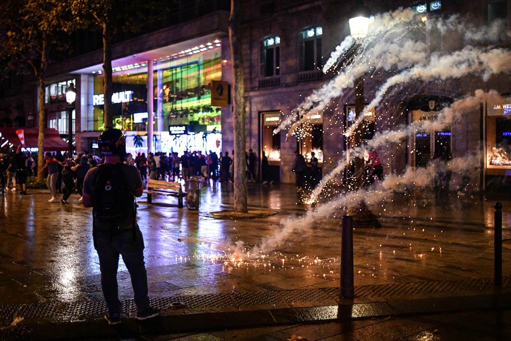 Pari Sen Žermen navijači neredi policija suzavac Liga šampiona FOTOGRAFIJE