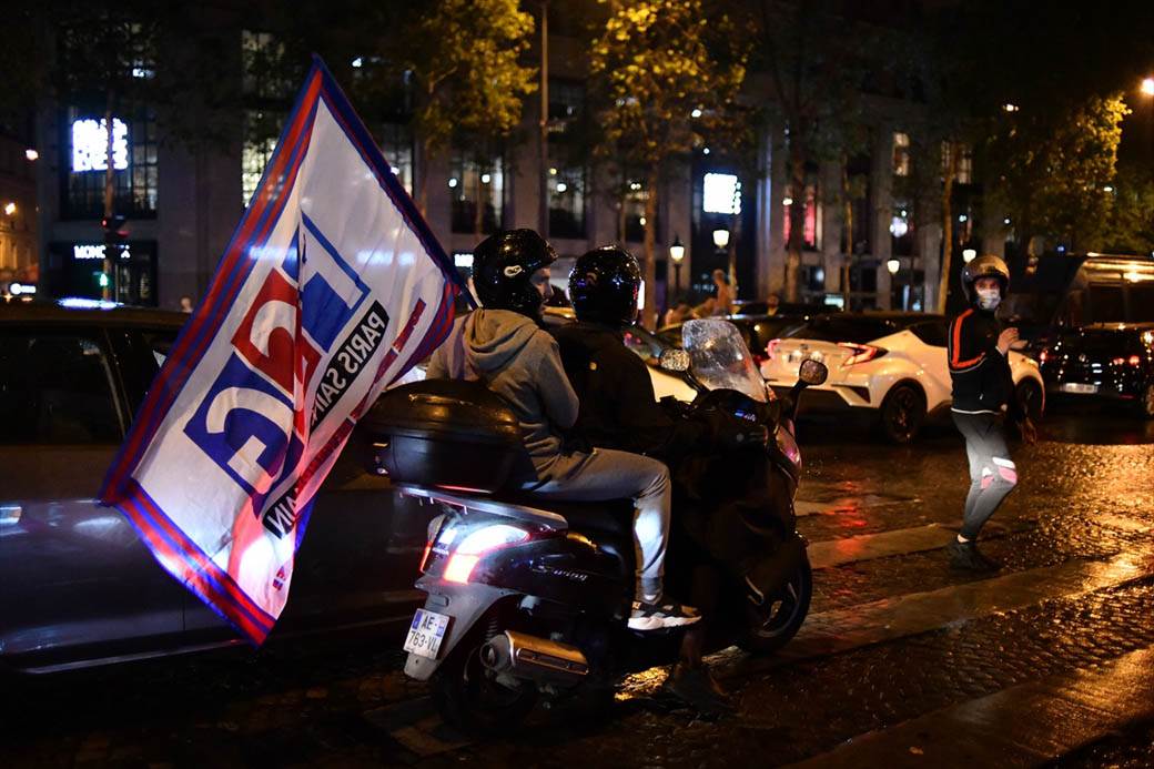 Pari Sen Žermen navijači neredi policija suzavac Liga šampiona FOTOGRAFIJE