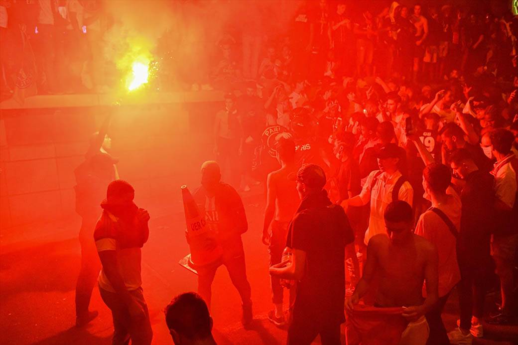Pari Sen Žermen navijači neredi policija suzavac Liga šampiona FOTOGRAFIJE