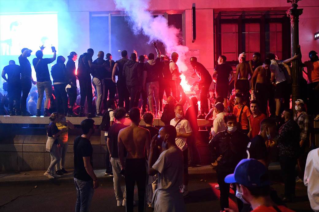 Pari Sen Žermen navijači neredi policija suzavac Liga šampiona FOTOGRAFIJE