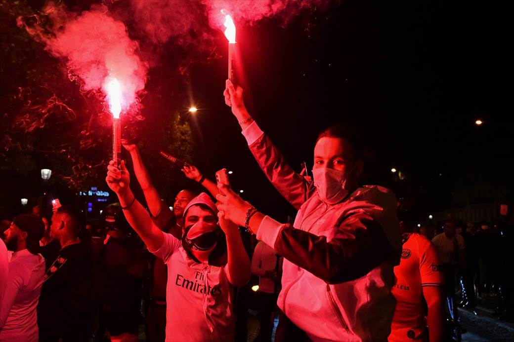 Pari Sen Žermen navijači neredi policija suzavac Liga šampiona FOTOGRAFIJE