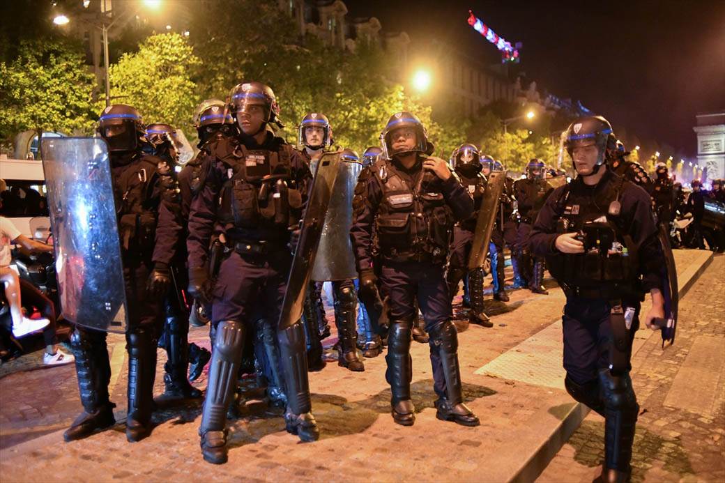 Pari Sen Žermen navijači neredi policija suzavac Liga šampiona FOTOGRAFIJE