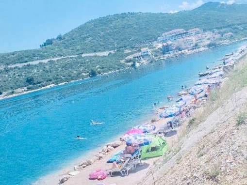 NA PLAŽAMA U NEUMU I DALJE VRI: Ni korona ni škola nisu zaustavili turiste željne mora