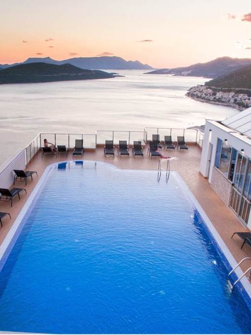 NA PLAŽAMA U NEUMU I DALJE VRI: Ni korona ni škola nisu zaustavili turiste željne mora