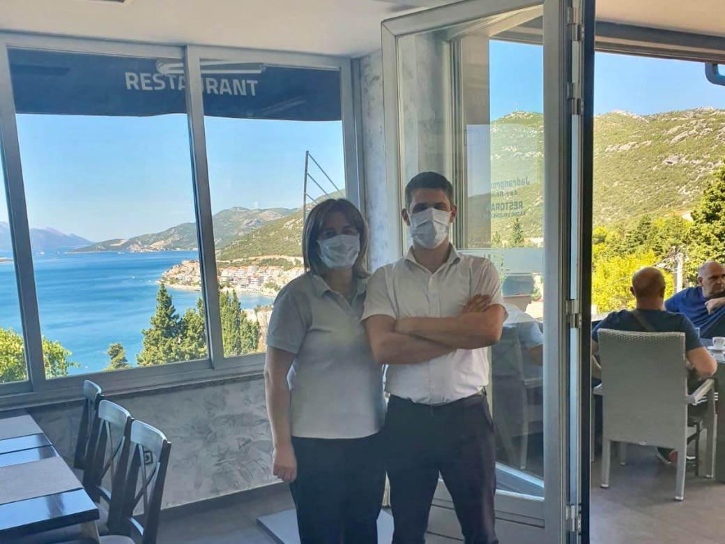 NA PLAŽAMA U NEUMU I DALJE VRI: Ni korona ni škola nisu zaustavili turiste željne mora