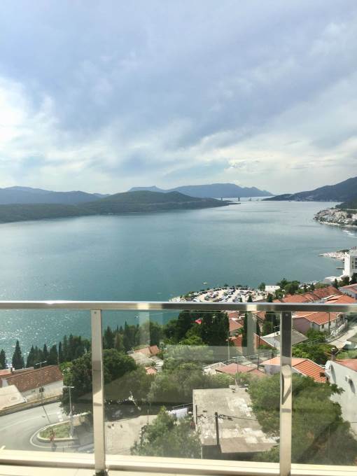 NA PLAŽAMA U NEUMU I DALJE VRI: Ni korona ni škola nisu zaustavili turiste željne mora