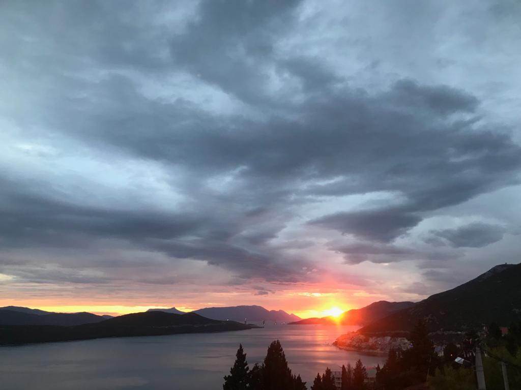 NA PLAŽAMA U NEUMU I DALJE VRI: Ni korona ni škola nisu zaustavili turiste željne mora