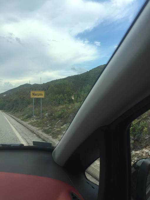 NA PLAŽAMA U NEUMU I DALJE VRI: Ni korona ni škola nisu zaustavili turiste željne mora