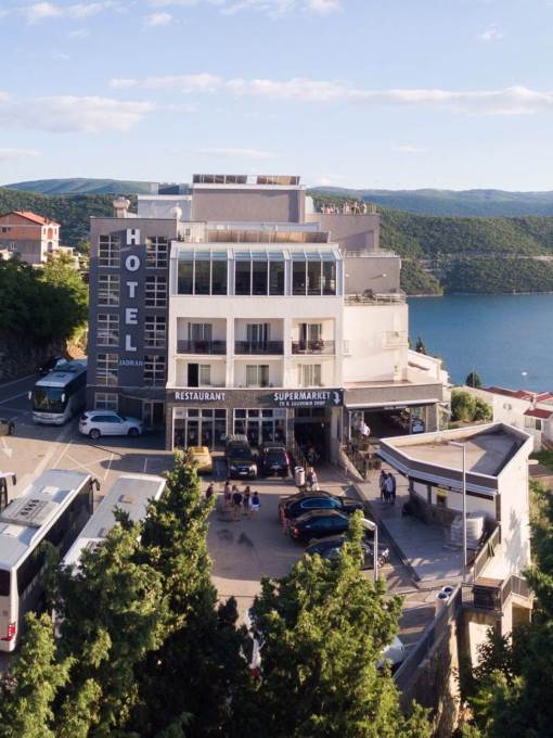 NA PLAŽAMA U NEUMU I DALJE VRI: Ni korona ni škola nisu zaustavili turiste željne mora